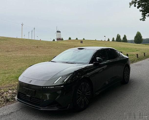 主流混动轿车市场强手林立，领克10EM-P能快速收获两万订单，这个速度本身就有