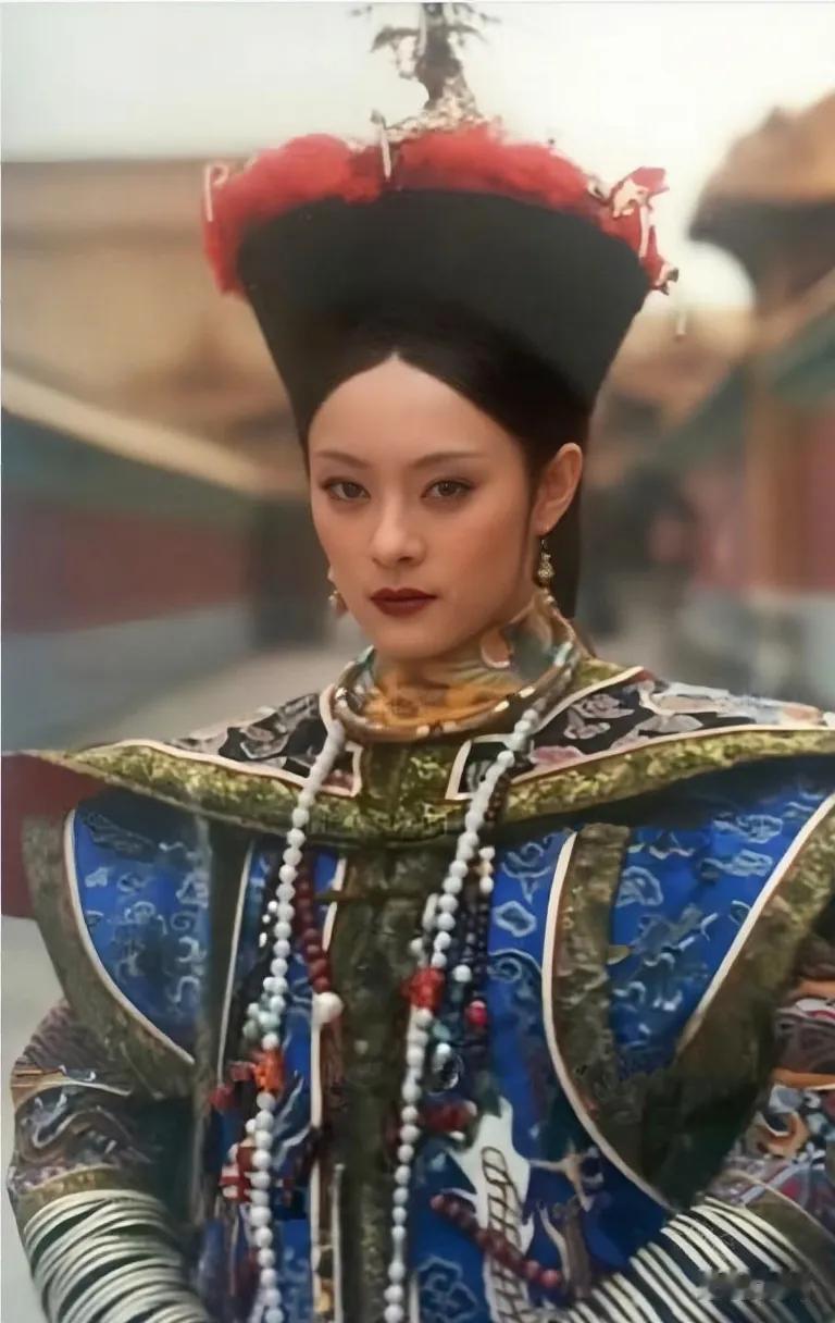刷到一组没见过的甄嬛定妆照，是套朝服，看着还不错，但细想其实也难怪正片里没出现—