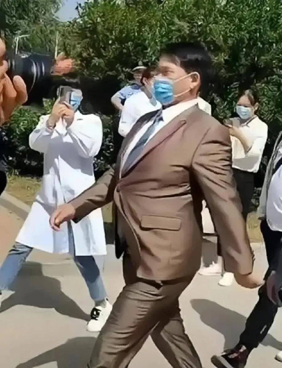 这世道，真是什么稀奇事都有！谁能想到，一个被全村人笑话是“懒汉”的朱之文，如今能