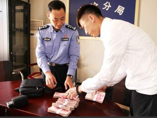 “太过分了！”浙江男子街边捡到22万，立马选择报警，很快找到失主，失主到后对男子
