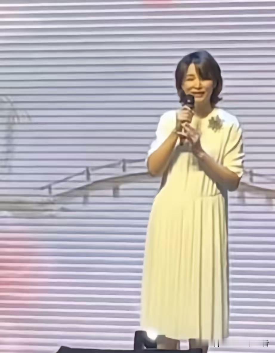 6月22日，董卿在儿子的毕业典礼上演讲，连话筒都不会握了，竟然歪了，胸部下垂明显