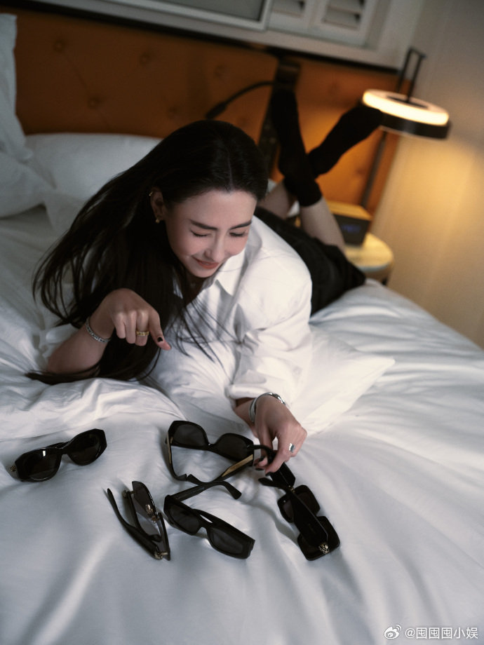 张柏芝的怼脸拍张柏芝这组图我看了好几遍都觉得可以直接拿来当屏保，每天看着这种级