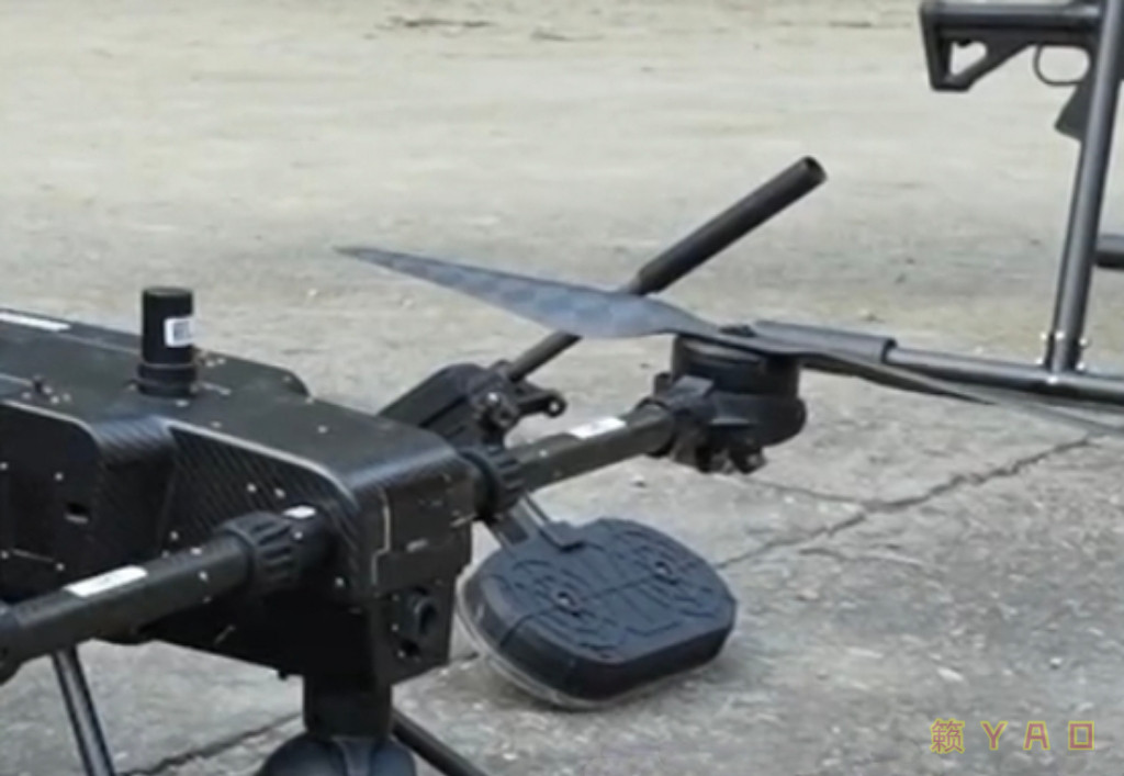 296给无人装备整得新玩具，一款带电继动器的9mm冲锋枪，还配了大容量弹鼓。