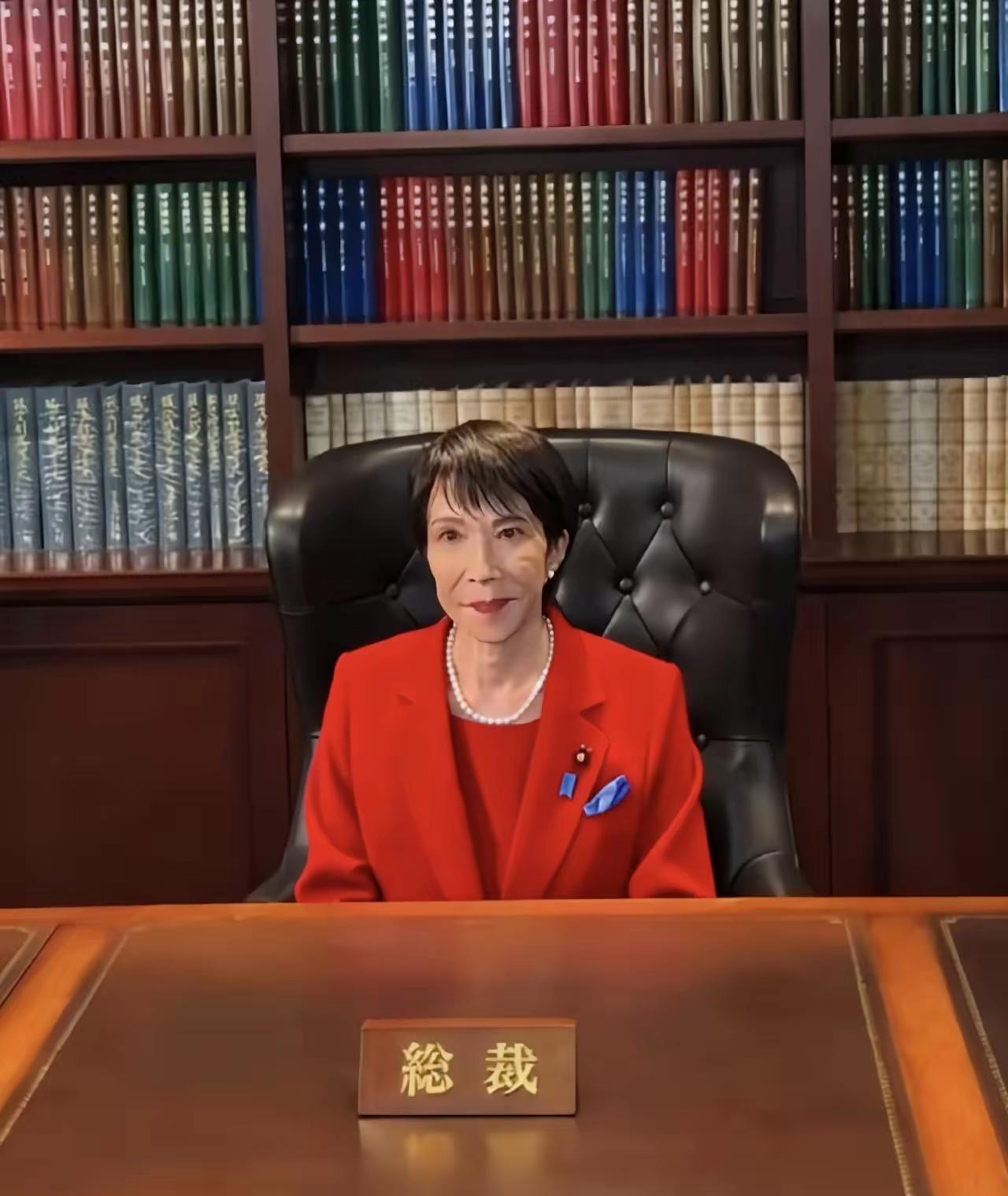 吓了一跳！高市早苗第一天上班，这着装，内衣外衣全是红色，这是要图个大吉大利吗？
