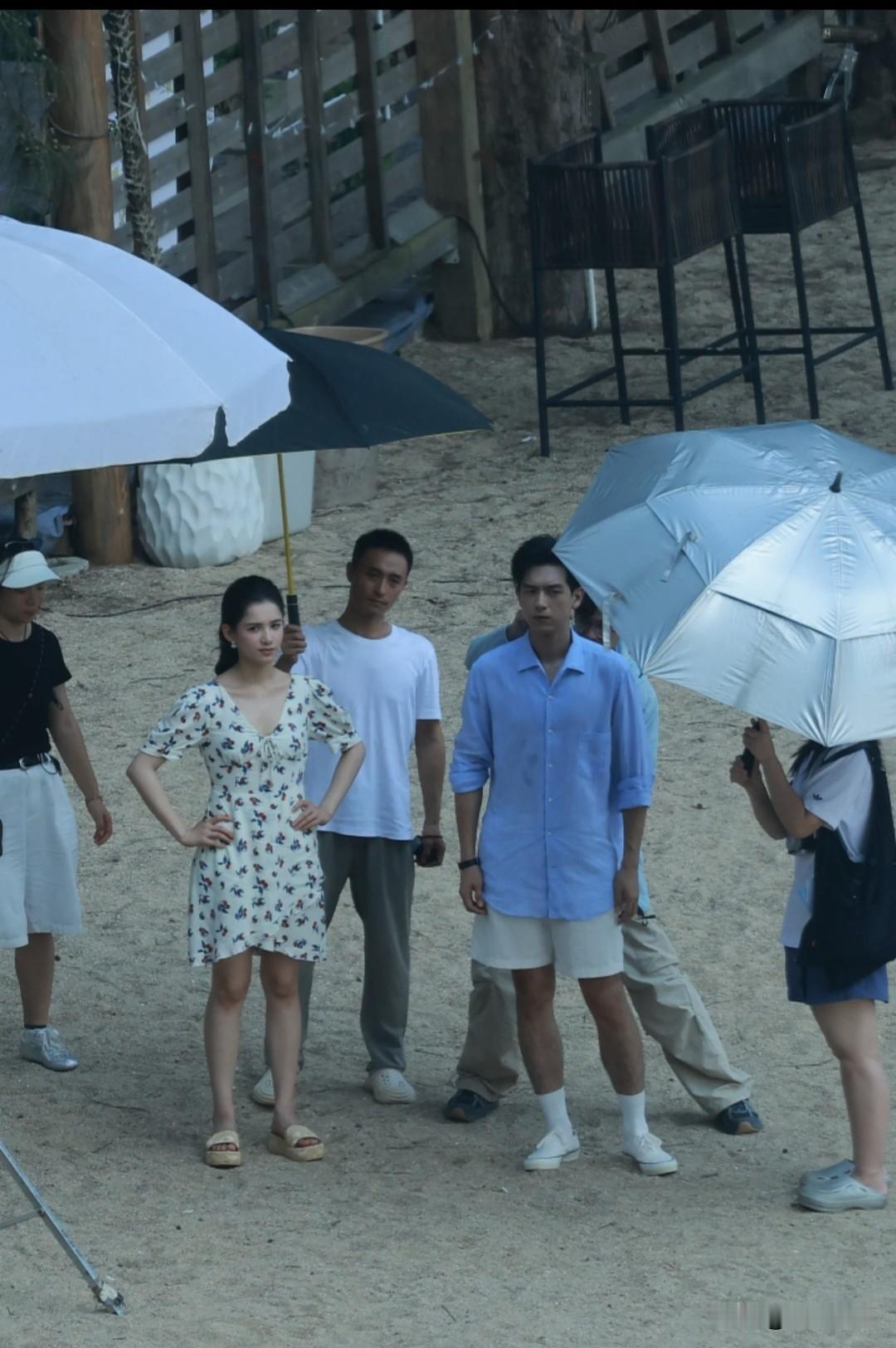 明星现实中真不上镜，李现五五分，张婧仪腿型才是普通人腿型。李现张婧仪被偶遇拍戏