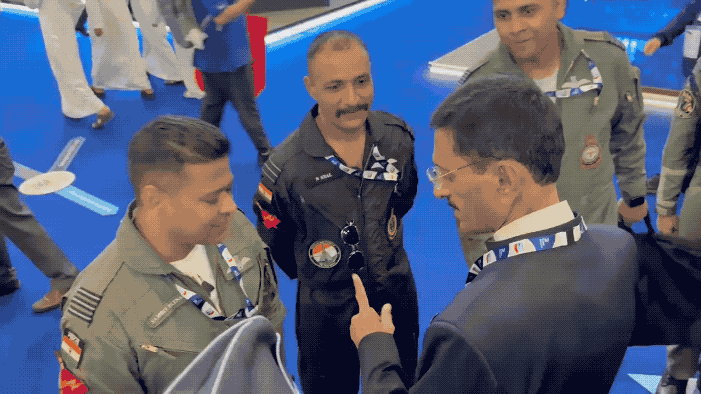 印度“光辉”战斗机飞行员坠机前最后视频曝光：身穿黑色飞行服参加合影！媒体上曝光了