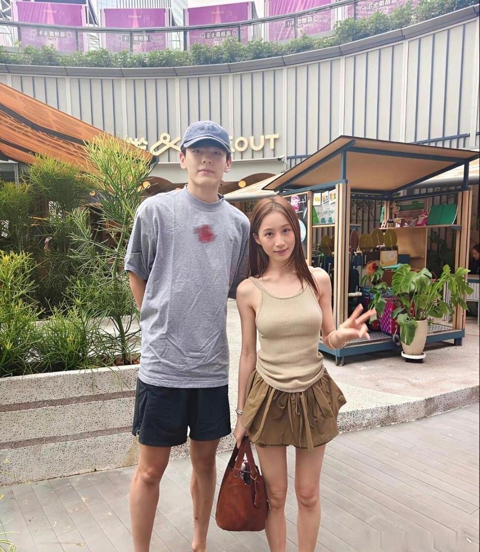 我滴个天呐！差点没认出来，本人比电视里还要瘦，帅到我失语！