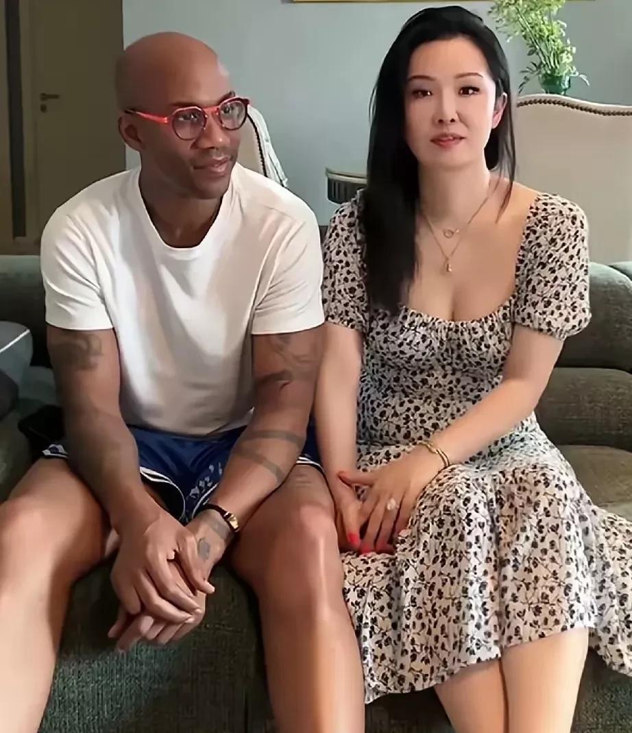 马布里和妻子这照片不错，老马皮肤黝黑，到处是纹身，一身腱子肉，显得年轻；而妻子则