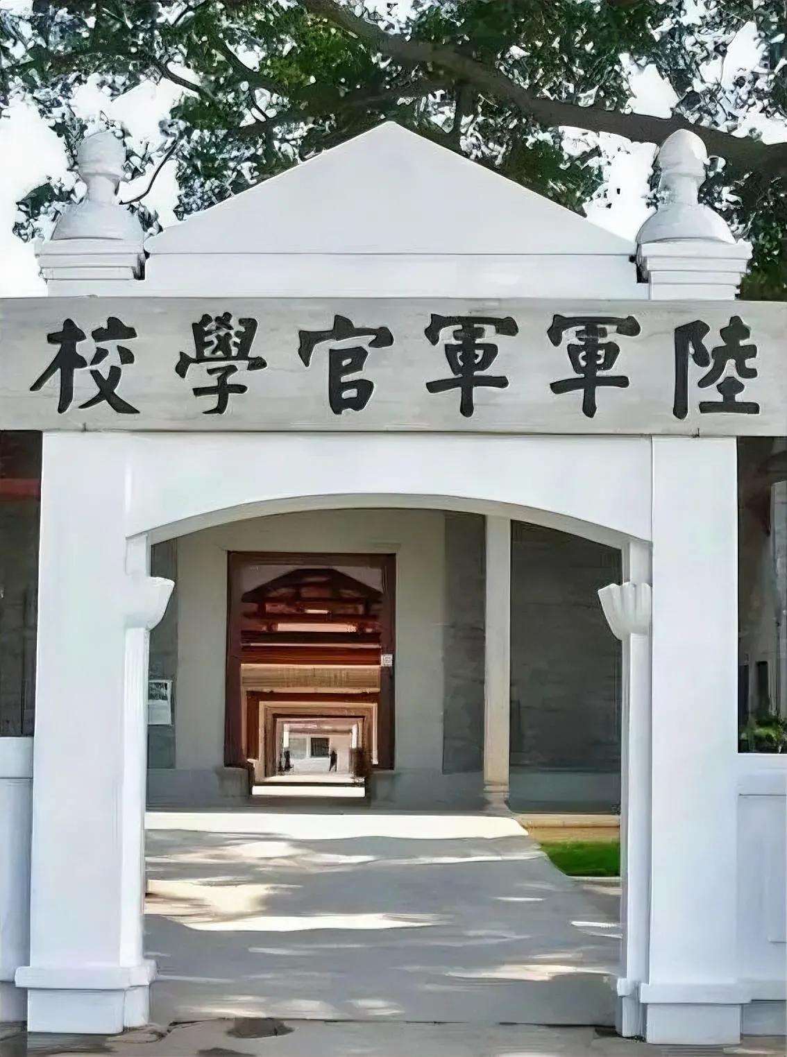 谭延闿的两个大字题匾，如今谁能与之争峰！这样的字看着很厚重，很质朴，也很自然。大