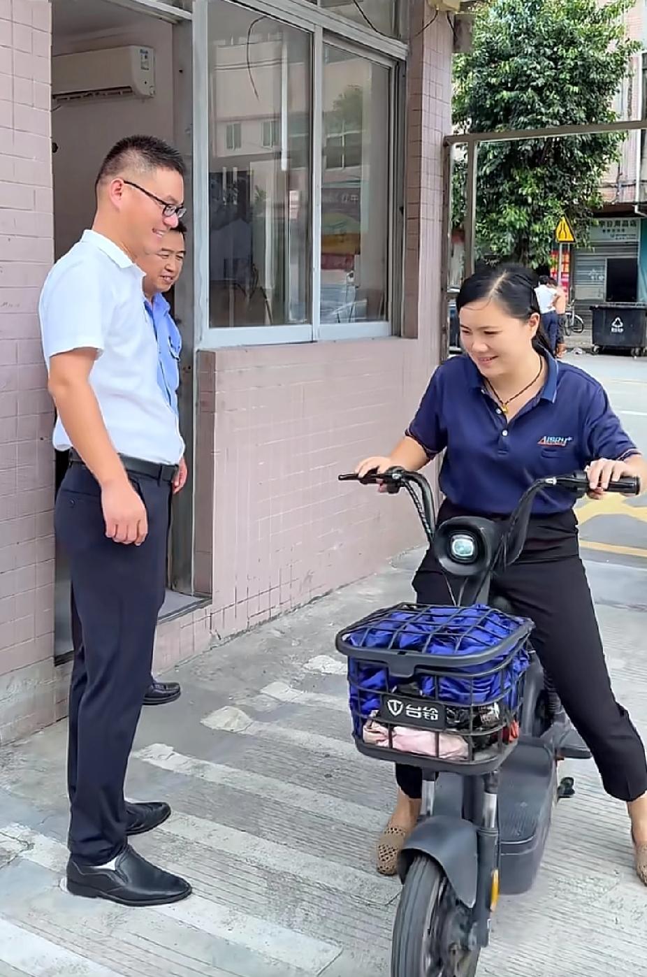 女员工上班迟到了，碰上老板站在门卫室门口，竟然大大方方笑着打招呼，老板的一番话听