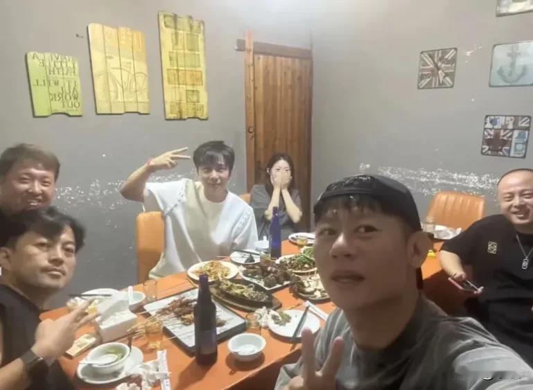 《狂飙》播出三年后剧组重聚，大哥大嫂没来，来的却是李响、唐小龙、老默、陆寒和麻子