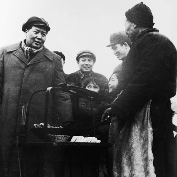 毛主席去南泥湾视察，王震请客吃烧鸡，饭后主席悄悄将鸡架塞兜里!毛泽东生于189