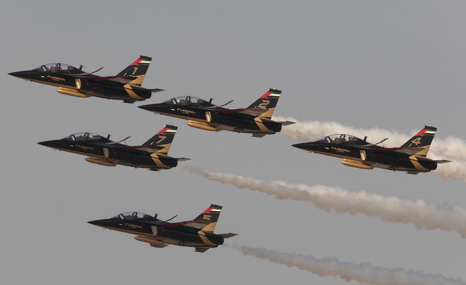 猎鹰15教练机在迪拜绽放！2025年的迪拜航展彩排上，阿联酋空军骑士飞行表演队