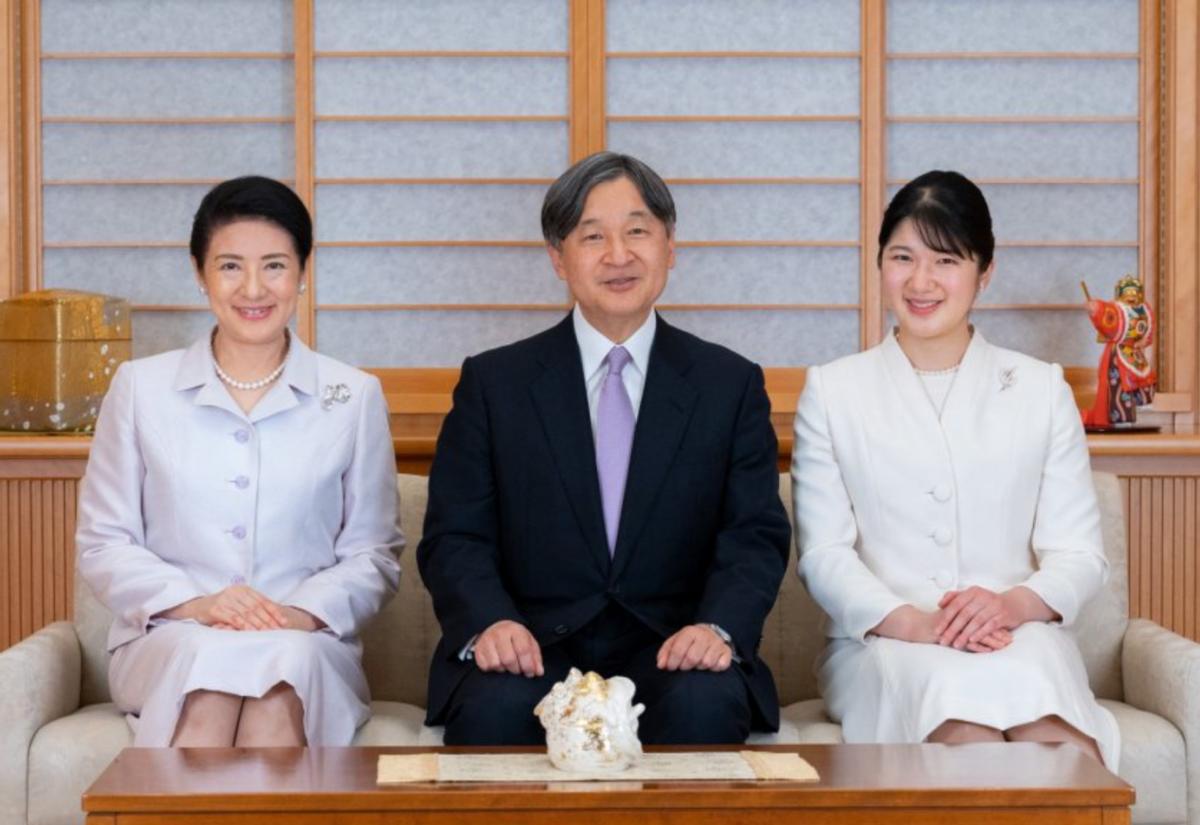 日本战后70多年头一回，天皇直接下场怼首相了，这事闹得全日本都炸锅了。高市早