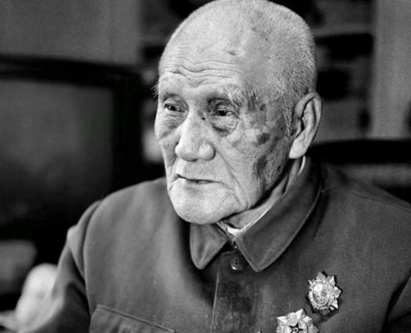 1940年毛主席去食堂时，突然一个人拎着木棍朝毛主席后脑勺砸去，千钧一发之际，一