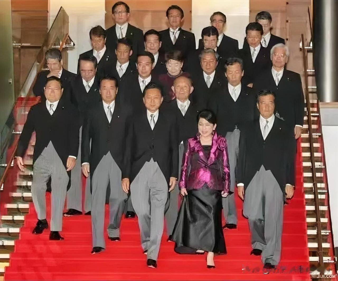 鸠山由纪夫内阁，是民主党代表鸠山由纪夫就任第93任内阁总理大臣（首相）后，200