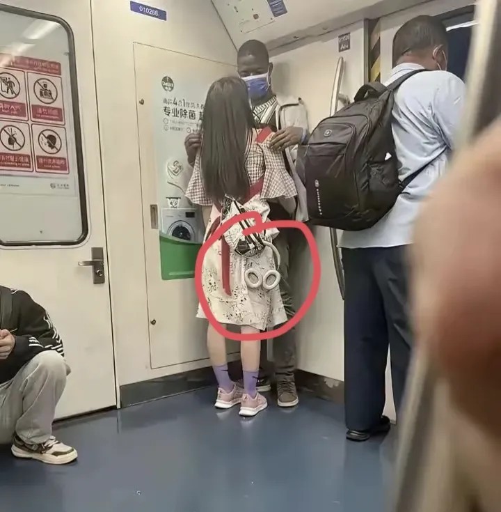 看不太清楚，这个是防毒面具吗