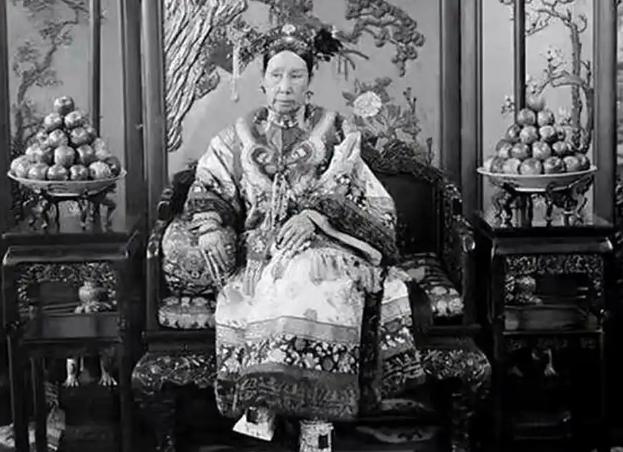 1908年，慈禧临死前一刻，太监看她马上不行了，赶紧给她喝了一碗海龟汤，吊着最后