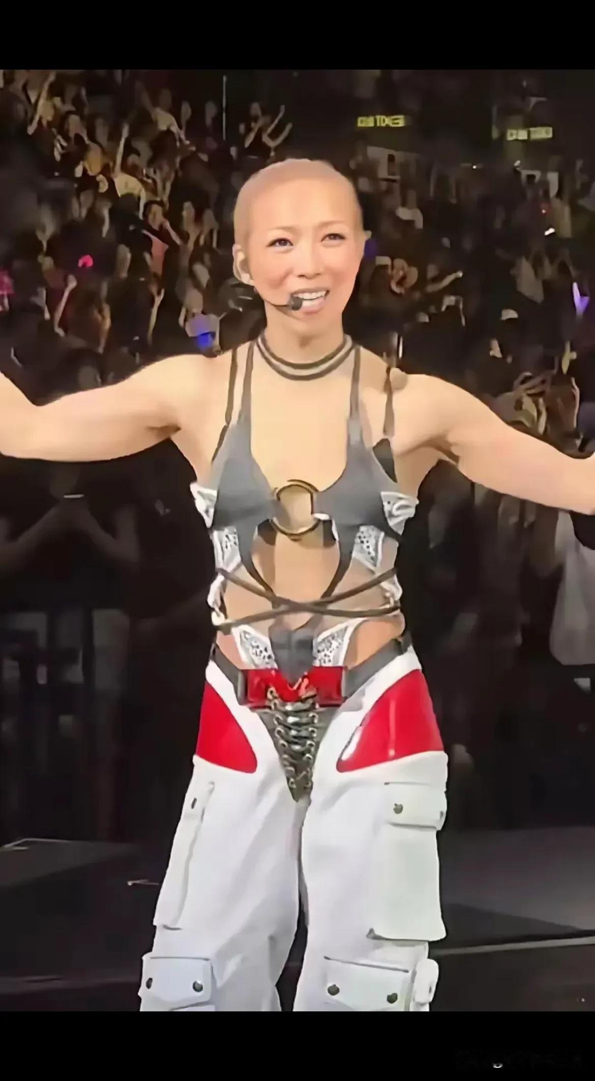 看看郑秀文，终于理解许志安了，避而不及，哪还有心思去碰她。郑秀文已经陷入了减