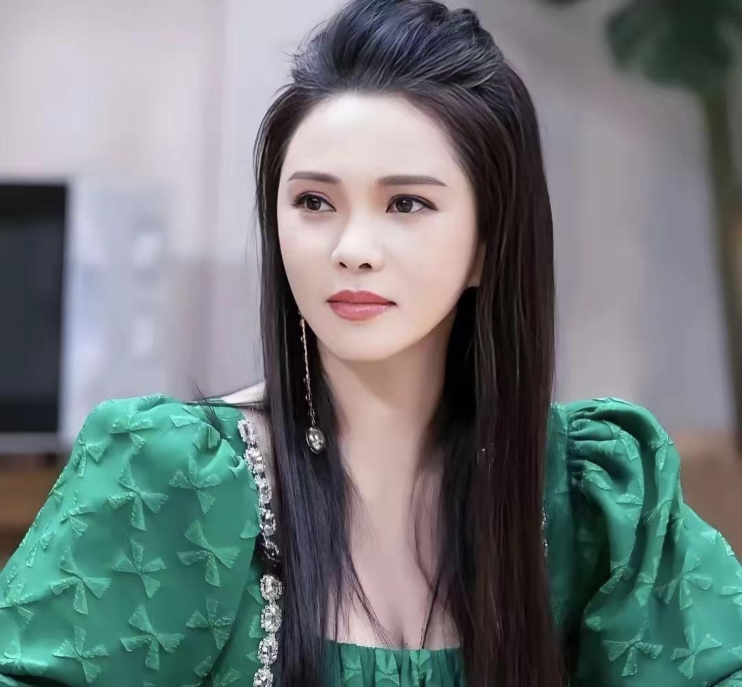 两任丈夫都是大明星，高龄生下一女，如今58岁了，依然貌美如花，年轻漂亮，被小丈夫