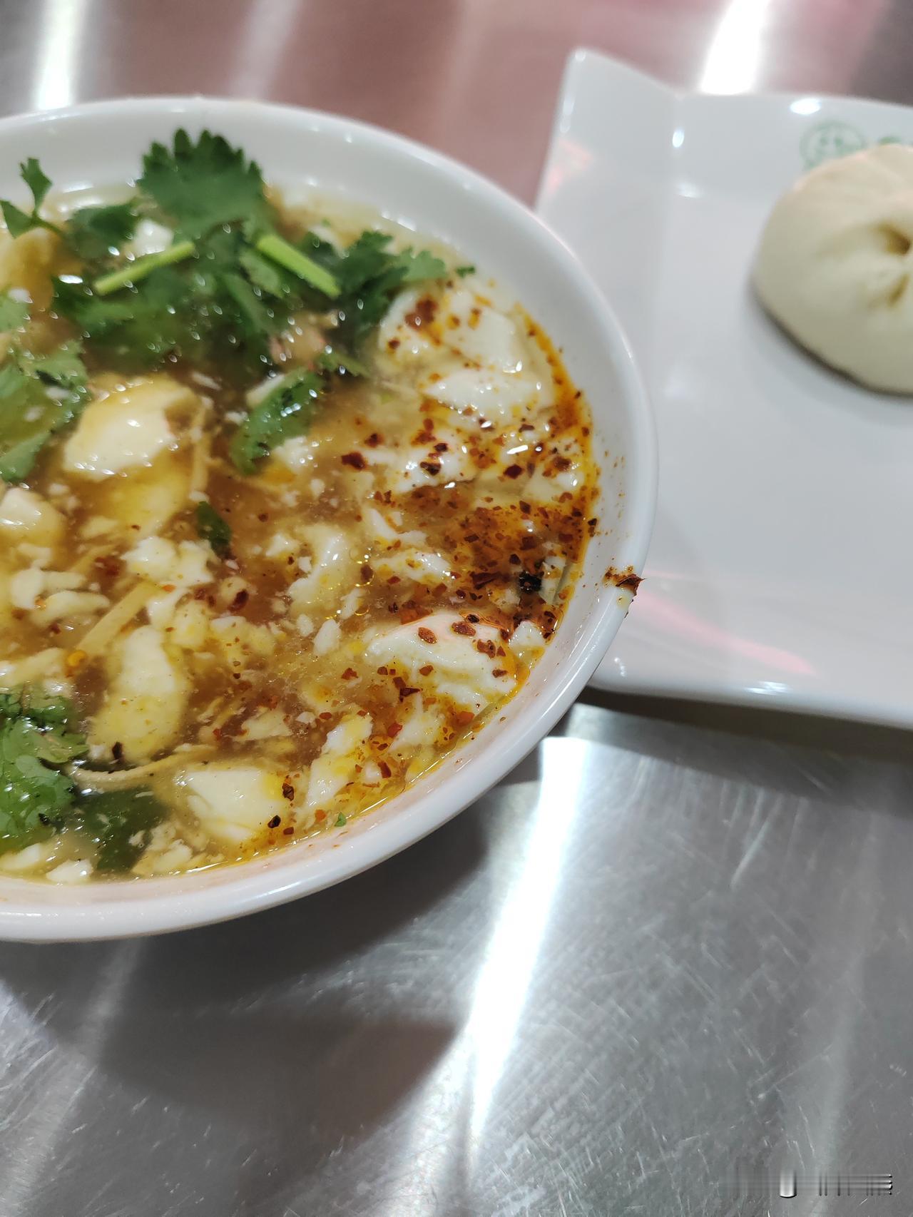 今天路过一家小区门口点了两个菜包一碗豆腐脑包子的味道一般豆腐脑吃了一口，