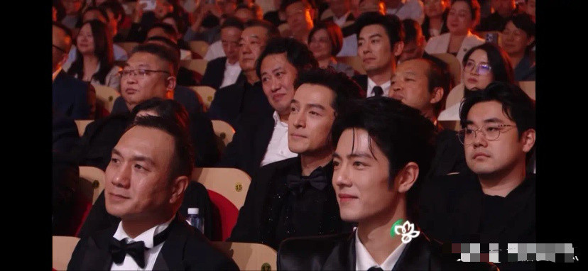 这个奖不是我的终点，而是演员杨紫的起点，这是杨紫今天晚上的获奖感言。镜头几次切换
