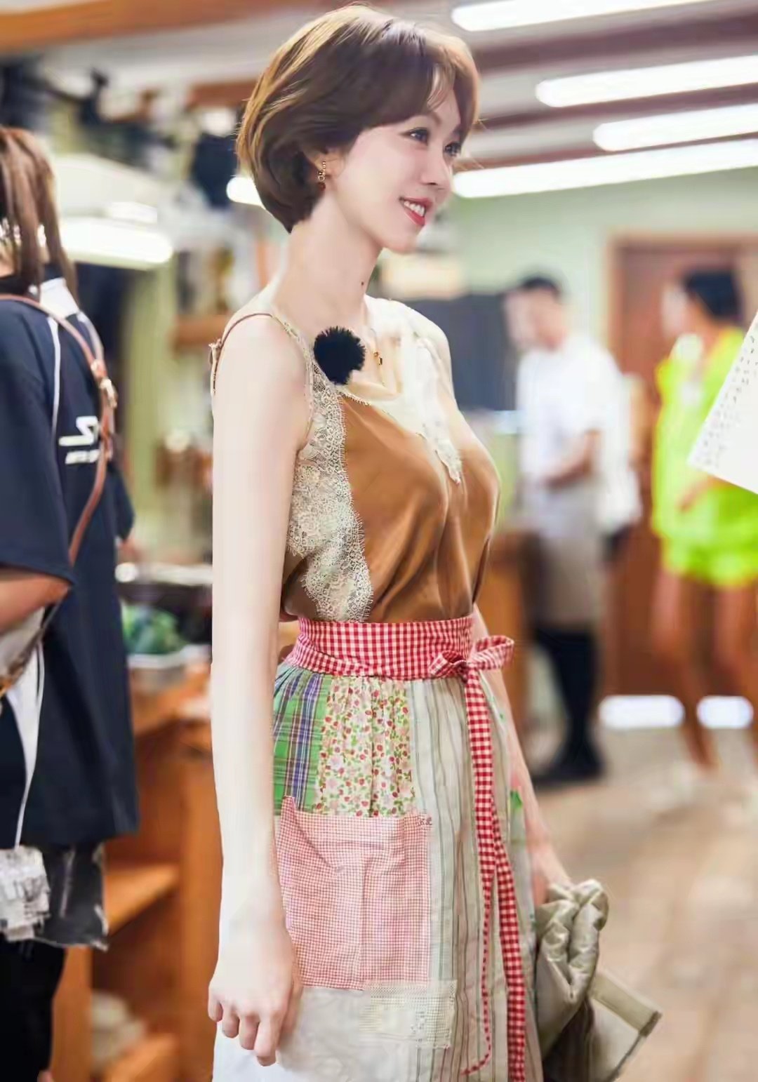 姜妍的“小姨”风，你爱了么，她在中餐厅的穿搭温柔又时髦​