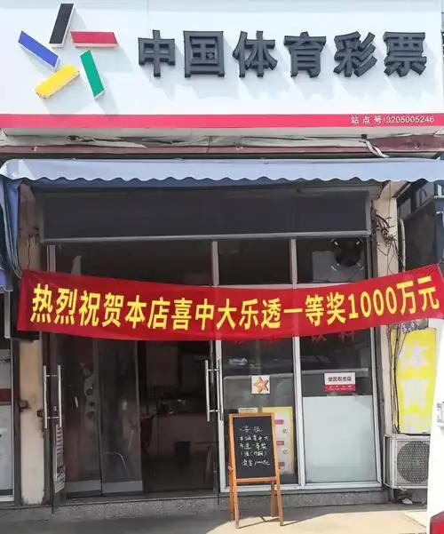 这真是老天爷雪中送炭啊！近日，上海一女子正筹钱给孩子治病，家庭窘困之下，女子路