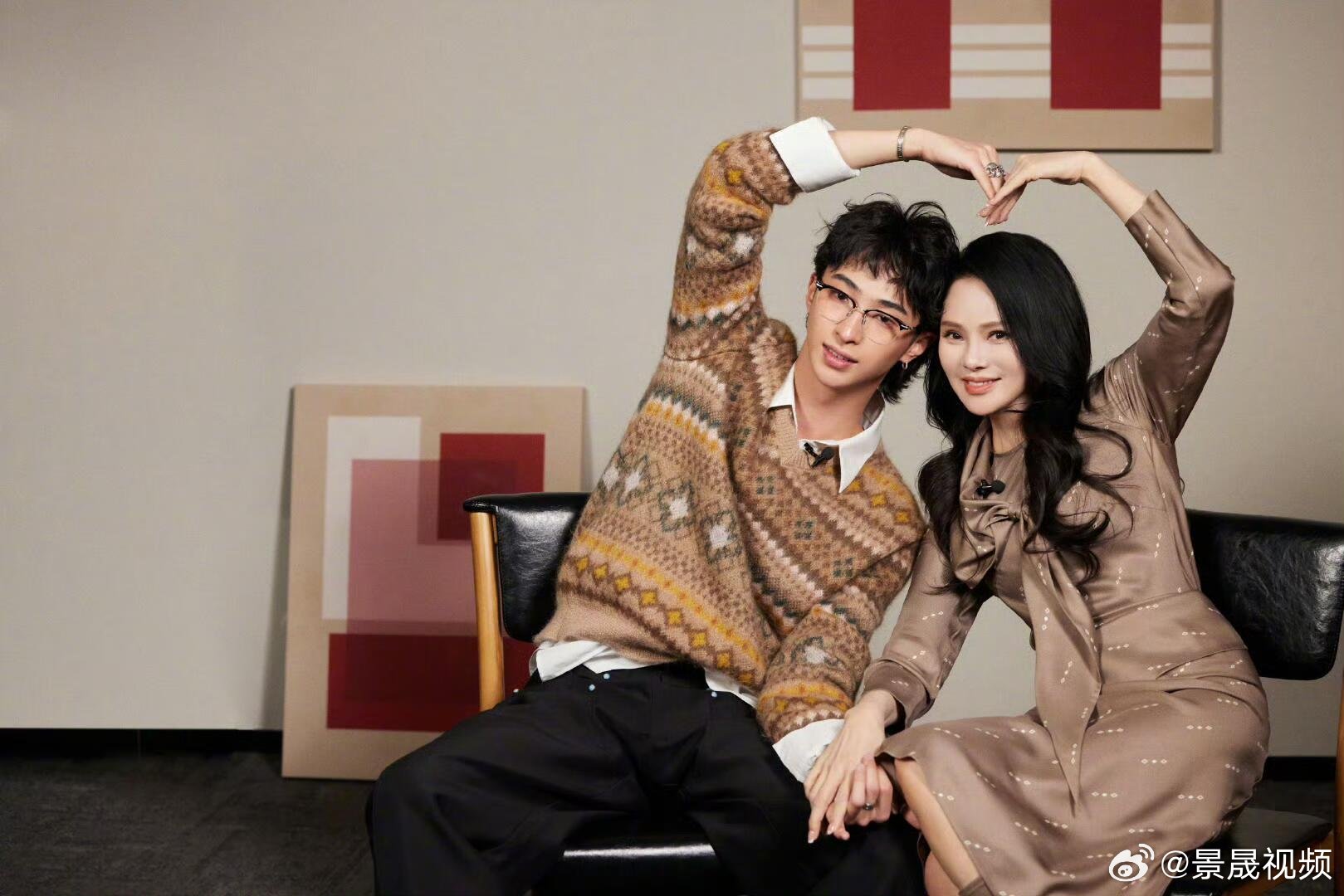 伊能静恩利母子大片这组大片直接刷新亲子时尚新高度！伊能静黑金刺绣造型尽显格调，恩