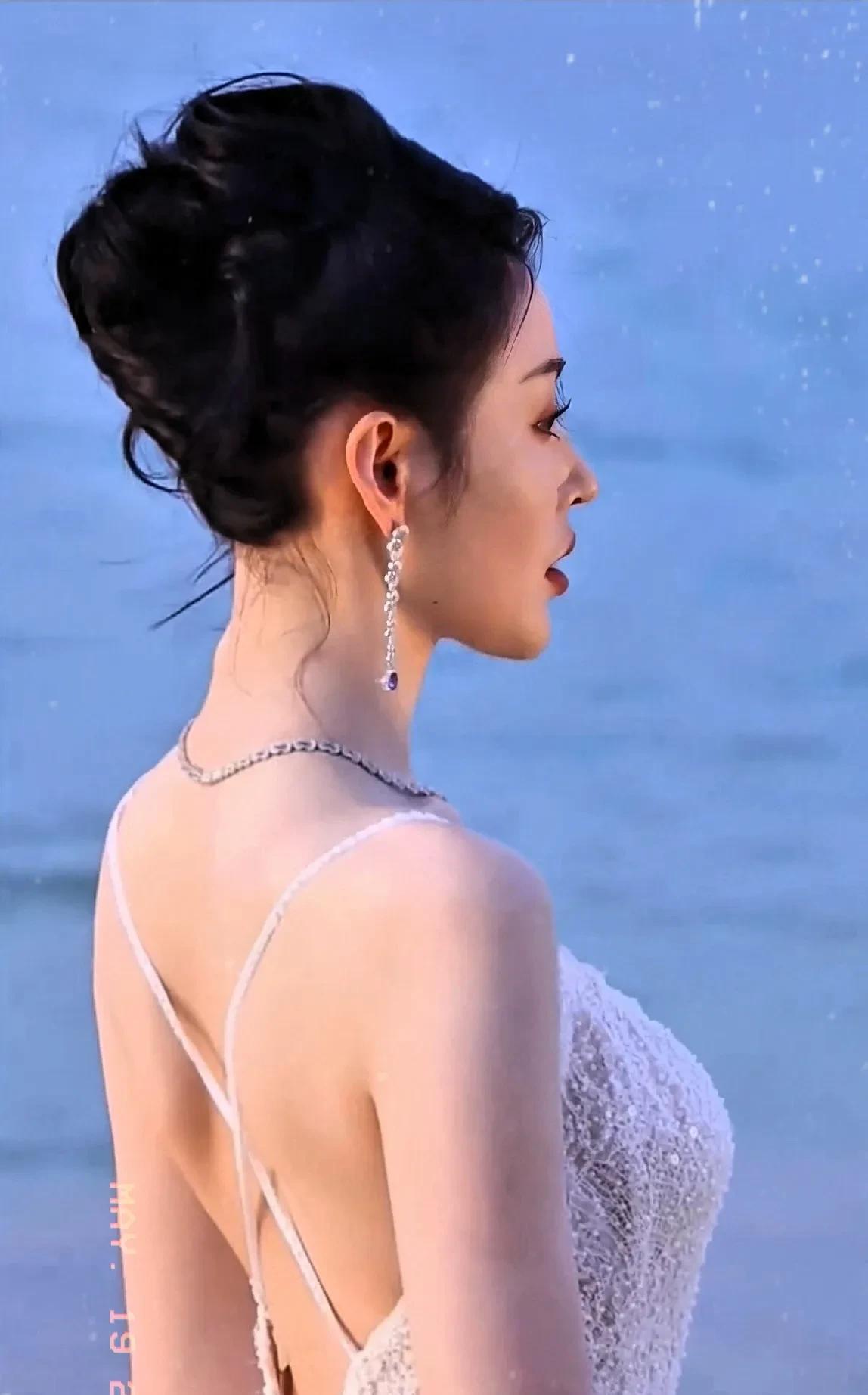 张天爱身材比例绝了露背设计尽显优美线条；露胸裙穿搭时尚又大胆；颜值气质双双在线