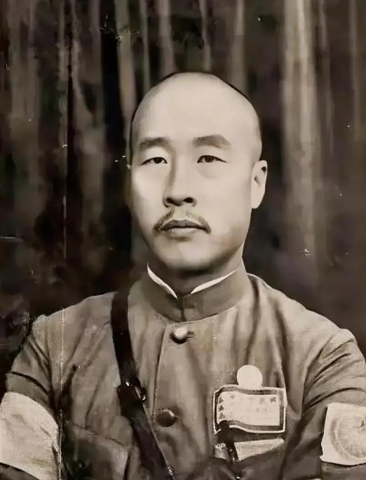 1930年，韩复榘的大妾和部下私通时，被他撞个正着，俩人吓得脸色死白，只见韩复榘