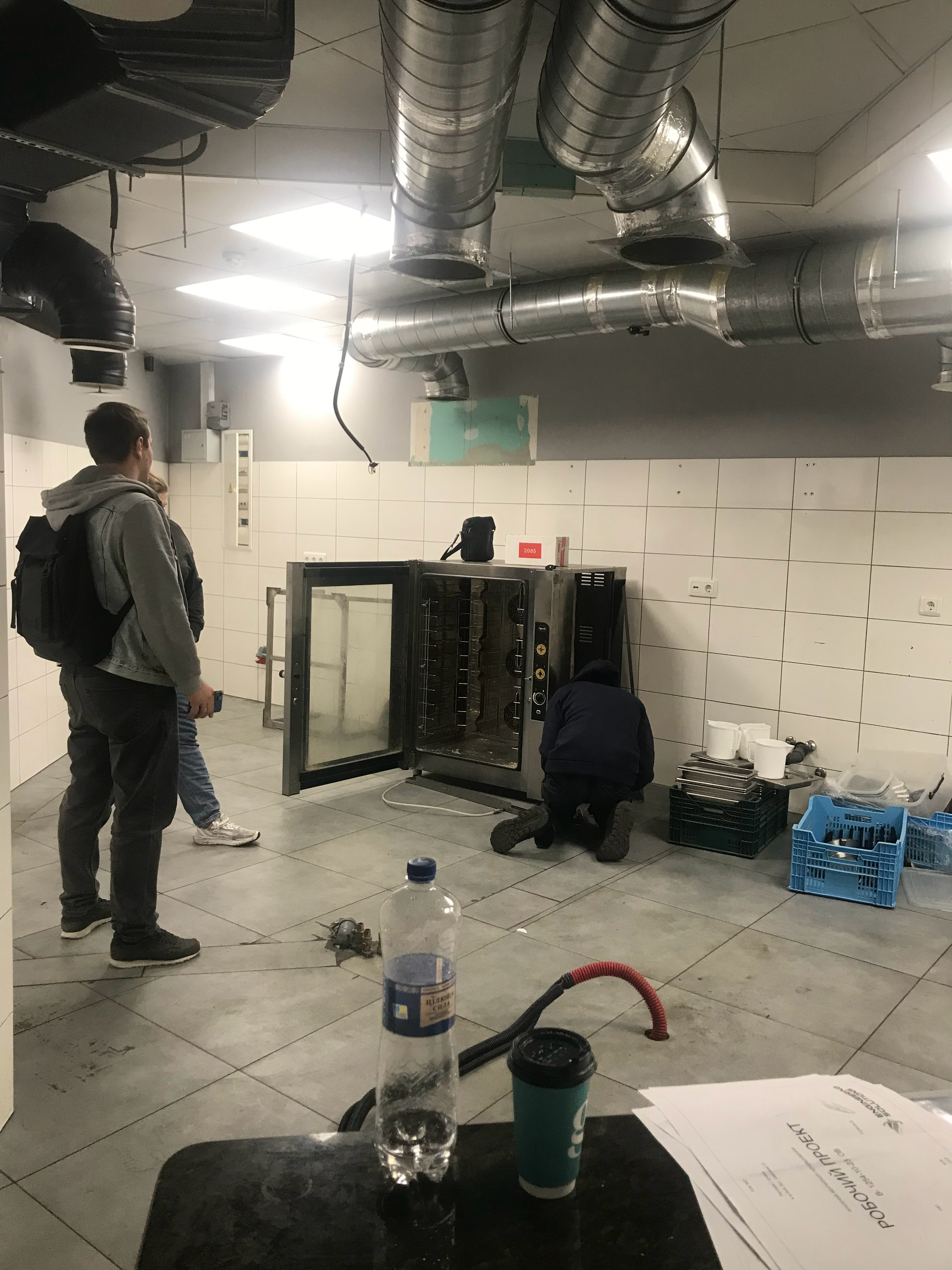 我的乌克兰家常菜餐厅厨房，工人调试大型烤箱