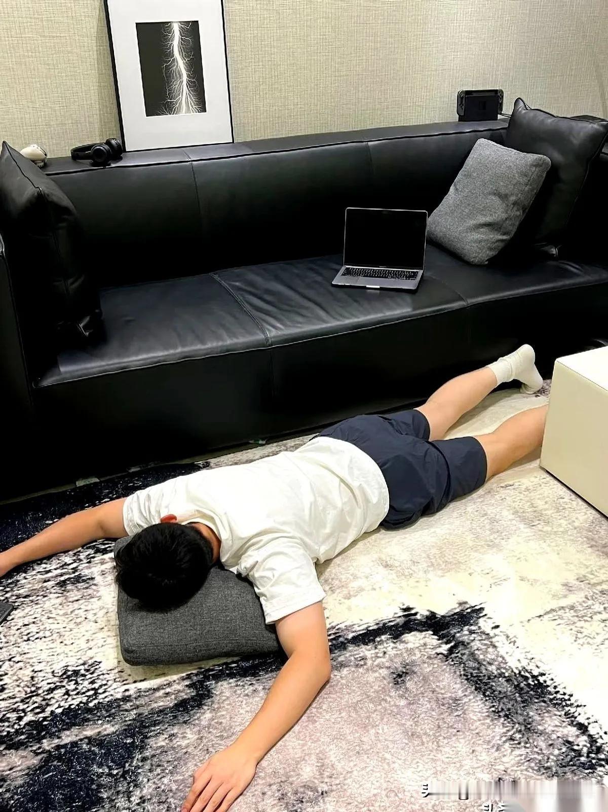 我同事说，她现在活着都没啥奔头了。就因为她那个29岁的儿子。一个月薪一万