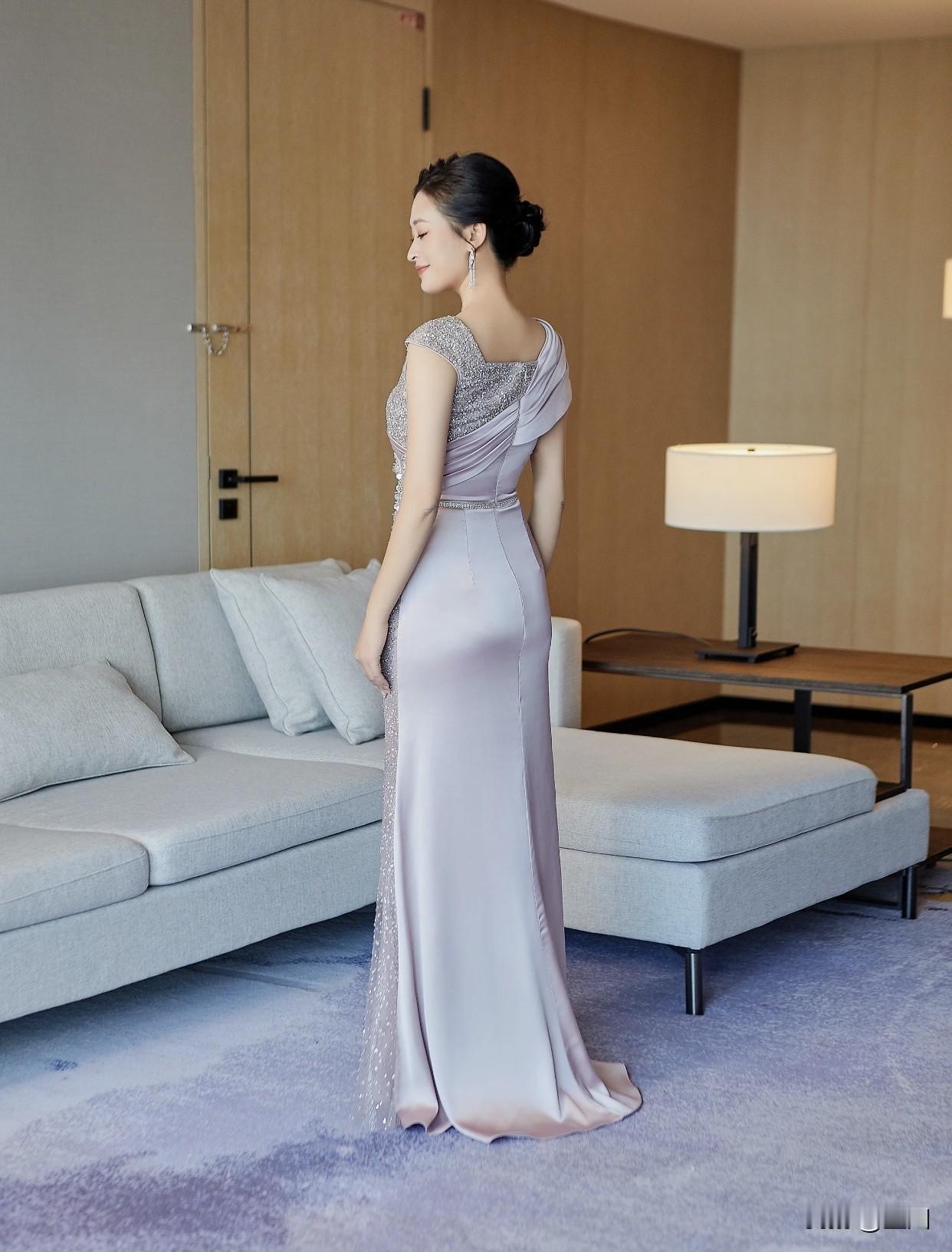 美女的美丽体现在何处呢？穿着美，会根据不同场合搭配合适的服装，展现时尚品味。