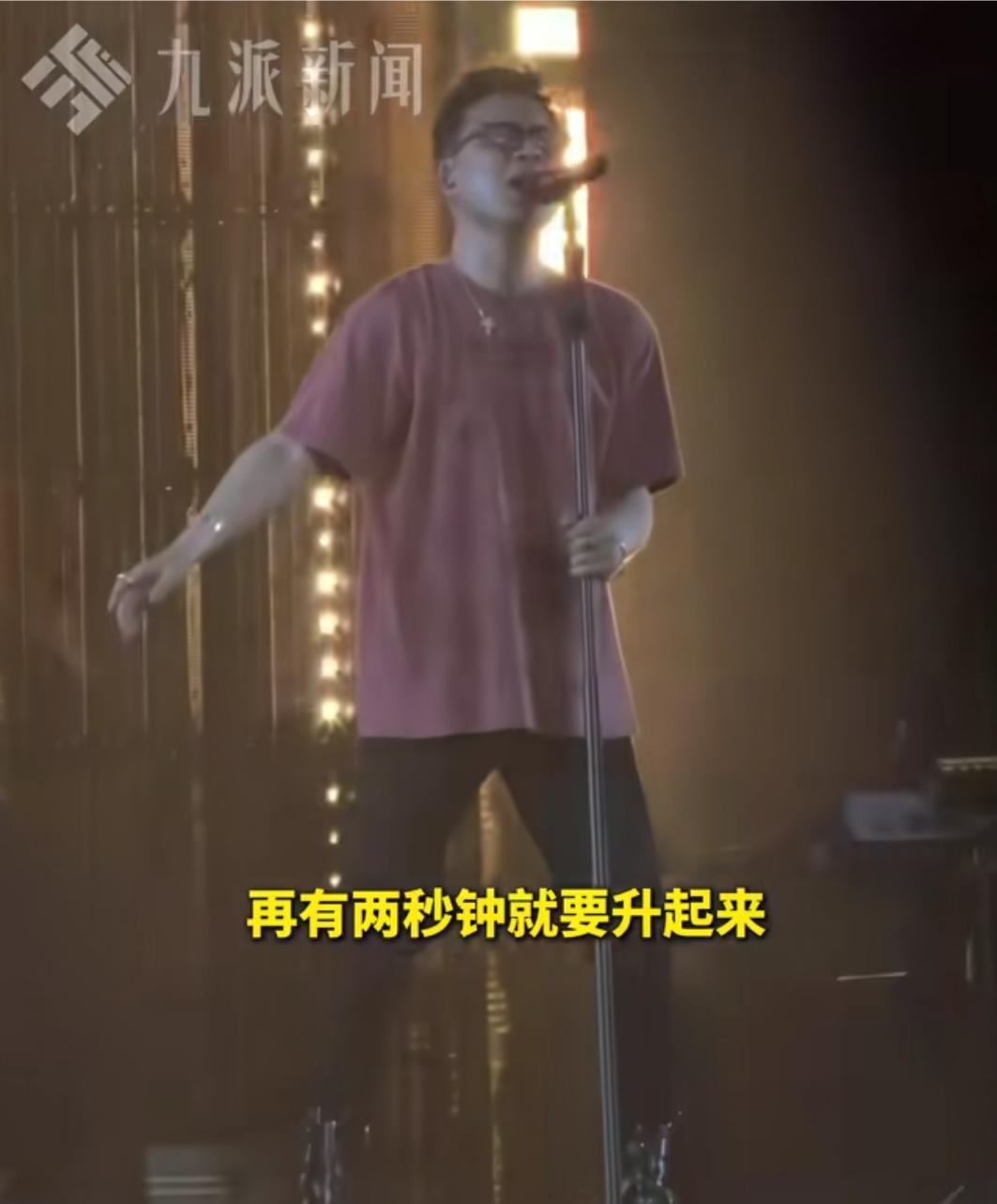汪峰在徐州演唱会上，一名粉丝突然冲上舞台，举起手机要与他合影，汪峰迅速将他推开，