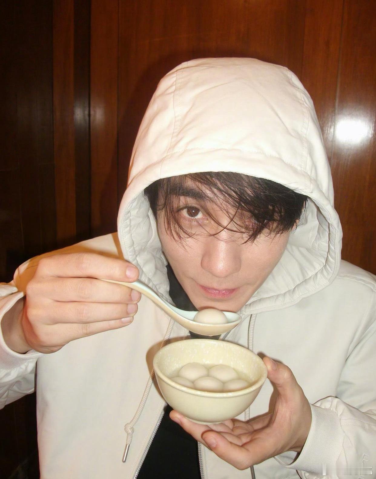 1.朱一龙现在演坏人也挺开心的，他现在不挑角色，有挑战的就愿意试一试。2.王传君