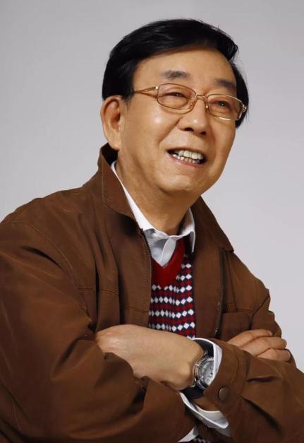 1983年，杨洁导演在录音室，突然听到一段很奇葩的音乐，问，“这谁写的，就用这个