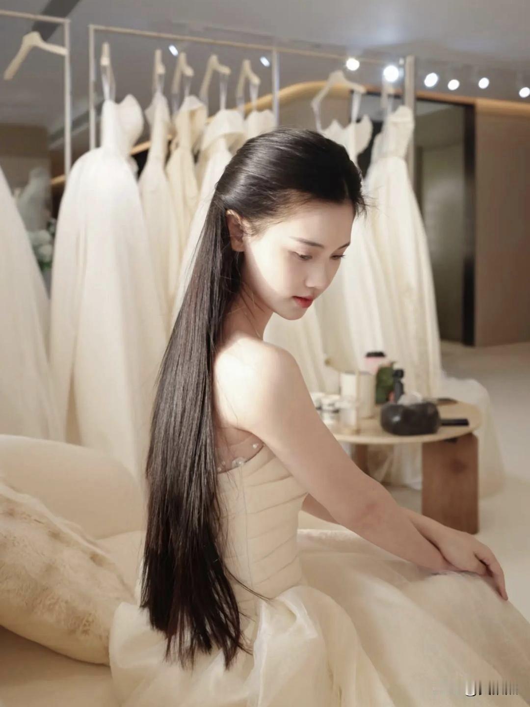 最漂亮的准新娘～～～这套婚纱蛮适合她的。