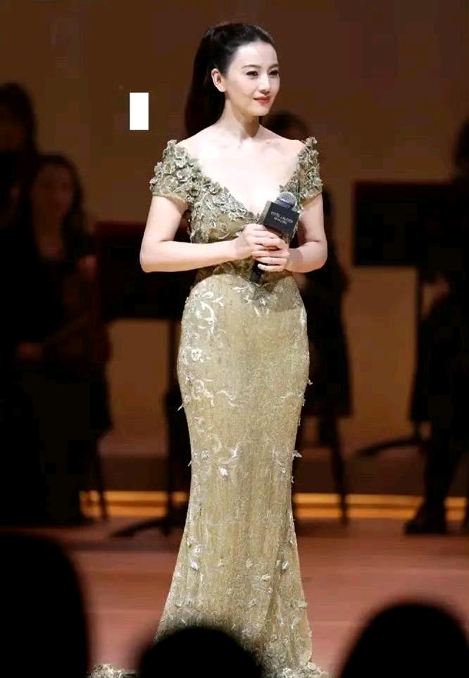 高圆圆老师越来越美了，身材一流，颜值爆表.