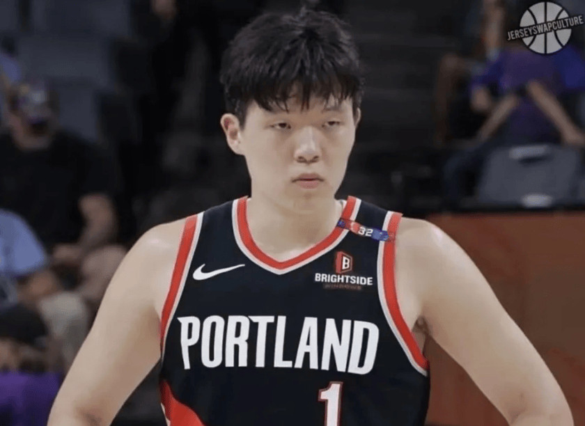 杨翰森在NBA选秀大会被波特兰开拓者队选中，成为继姚明、易建联后第三位首轮选中的