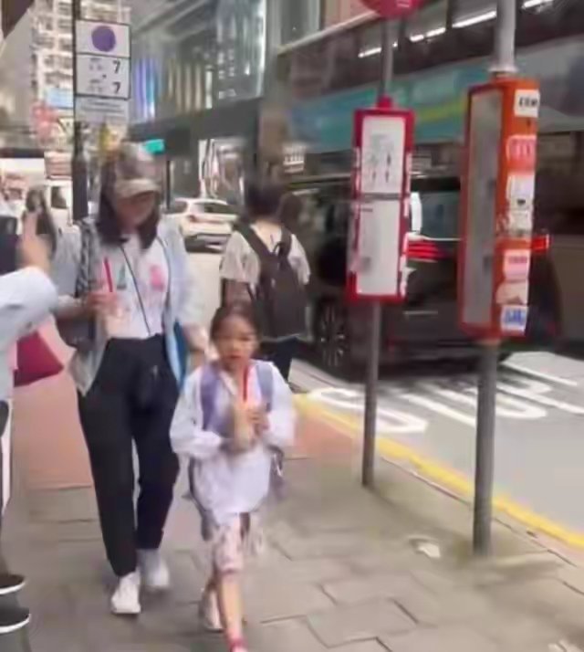 郭晶晶家的低书架火出圈了，九岁女儿走路总攥着书，这才是顶级的富养​​​