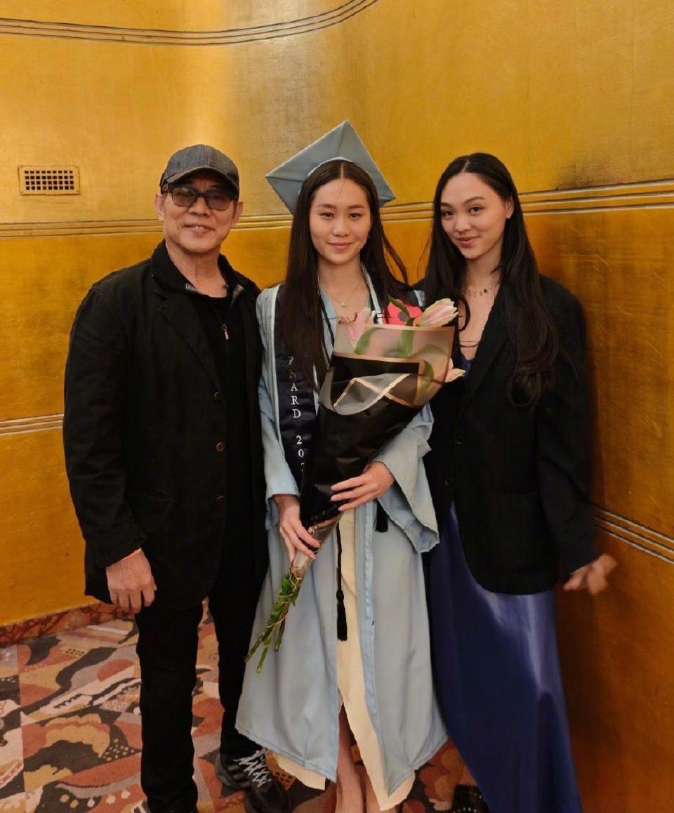 李连杰到美国参加小女儿的大学毕业典礼，他和利智生的两个女儿都有在场，女儿的颜值一