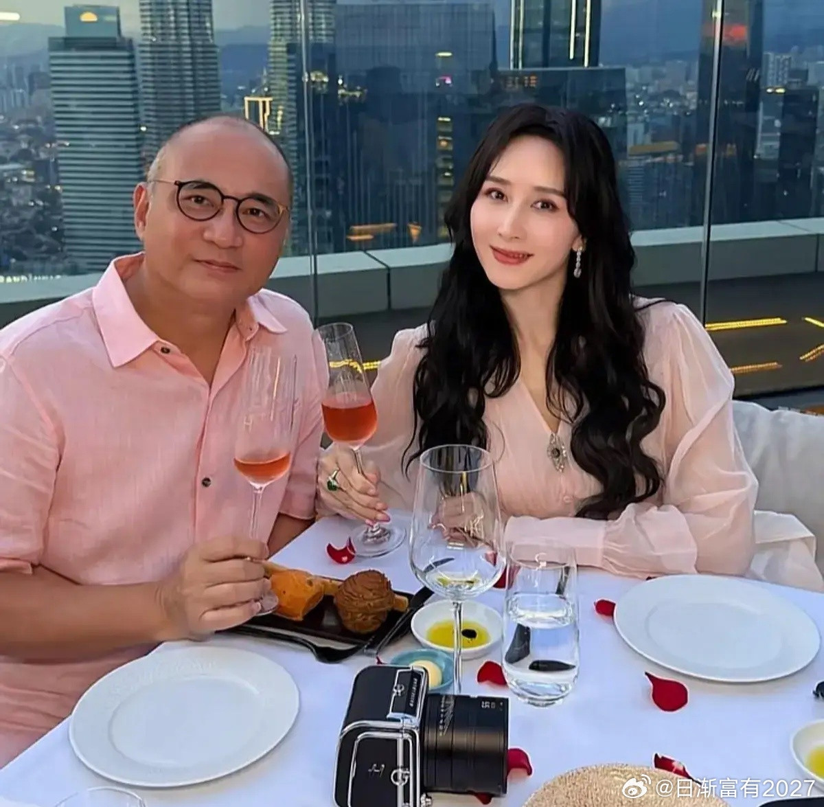 李小冉嫁富豪，离了黄圣依嫁富豪，离了李湘嫁富豪，离了只有她，嫁给富豪17年依旧幸福。她就是胡静，老公
