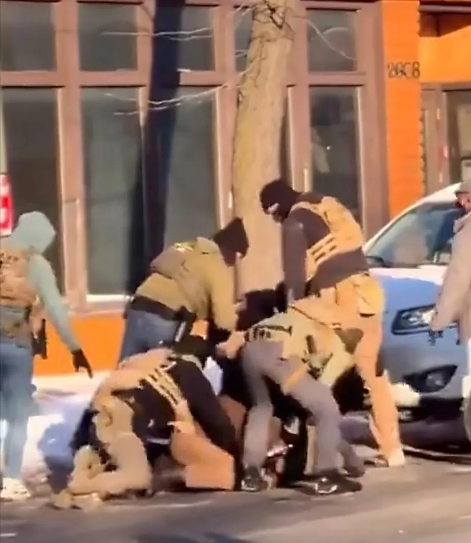 美国明尼苏达州明尼阿波利斯居民、在册护士亚历克斯·普雷蒂被ICE当街打死。事发时