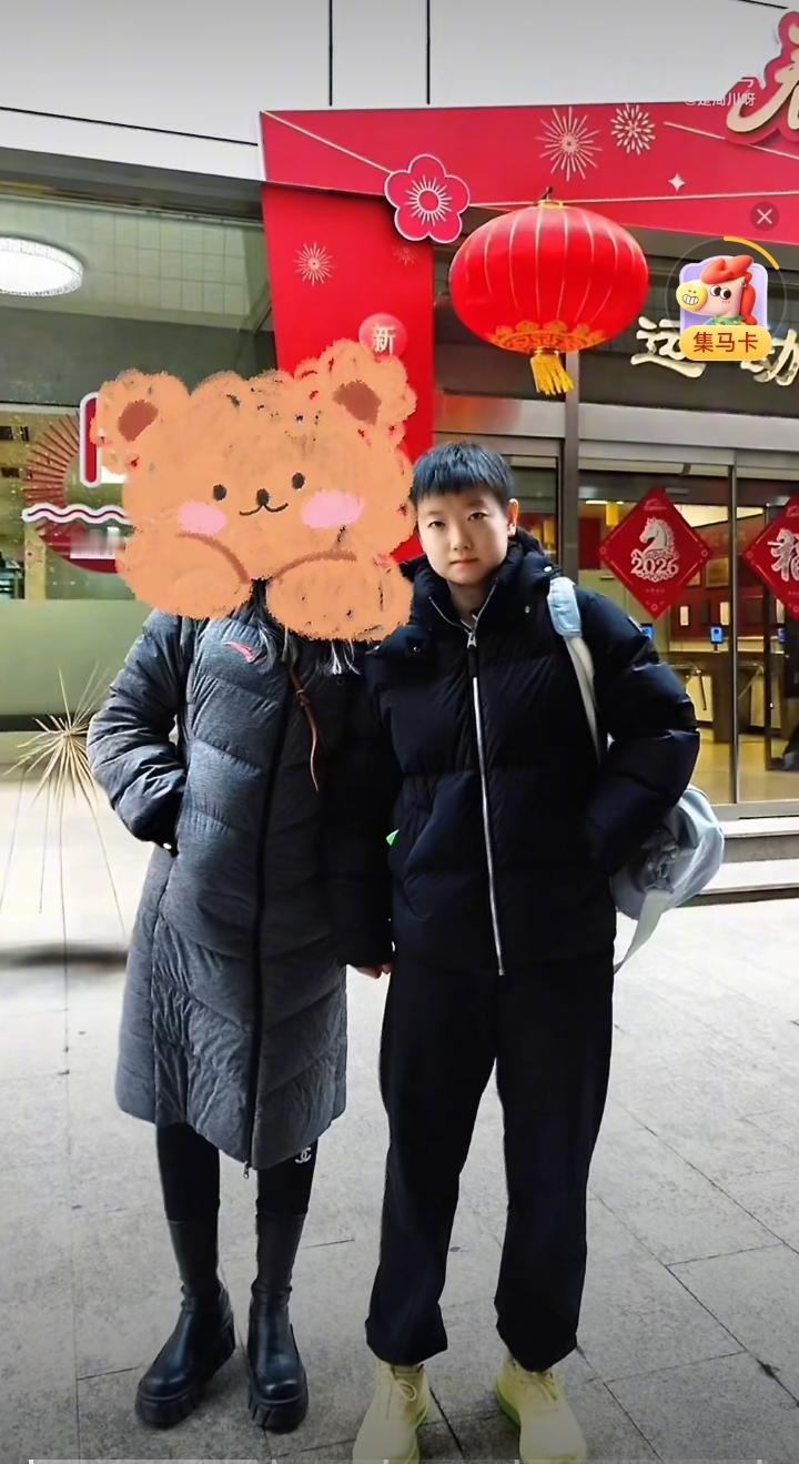 今天新鲜孙颖莎[赞]！好久不见孙颖莎了，刚刚网上看到了今天莎莎和一个球迷的合影