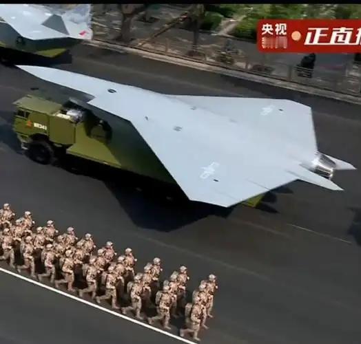 瑞典萨博刚曝光了一款无人机模型（左图)，与我们去年“九三大阅兵”展示的一款无人僚