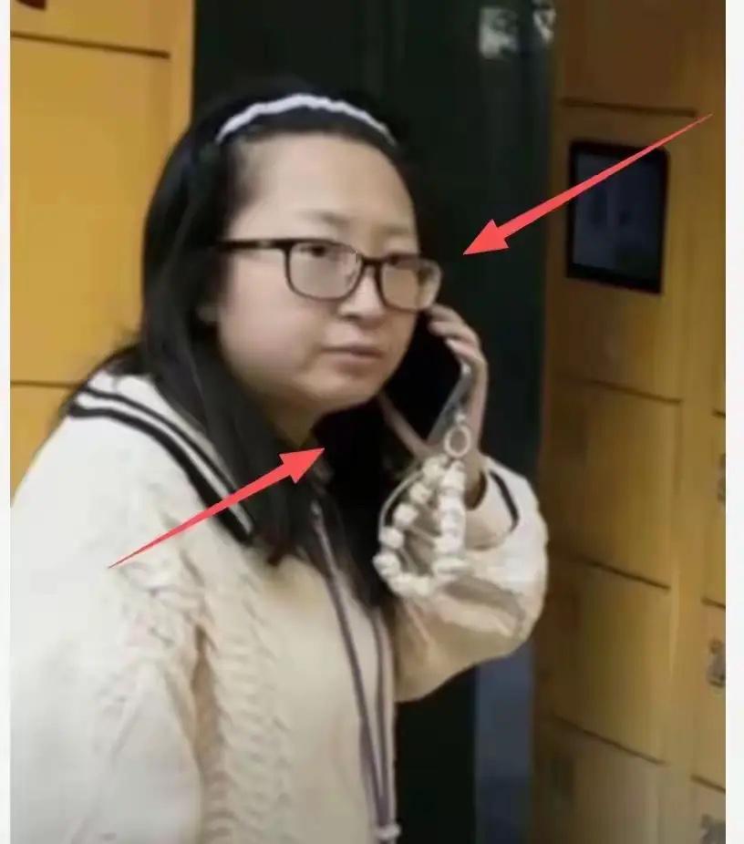 踹快递柜女子真容曝光，后续的事也浮出水面。有网友爆料说，她是因为经常偷拿外卖
