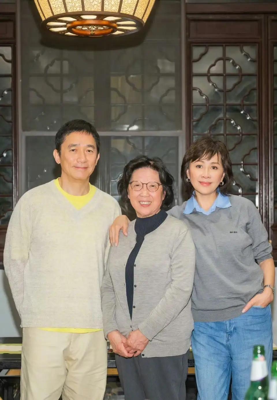 别再吹恩爱了！刘嘉玲带梁朝伟回苏州，才是成年人婚姻最真实的样子全网都在夸：