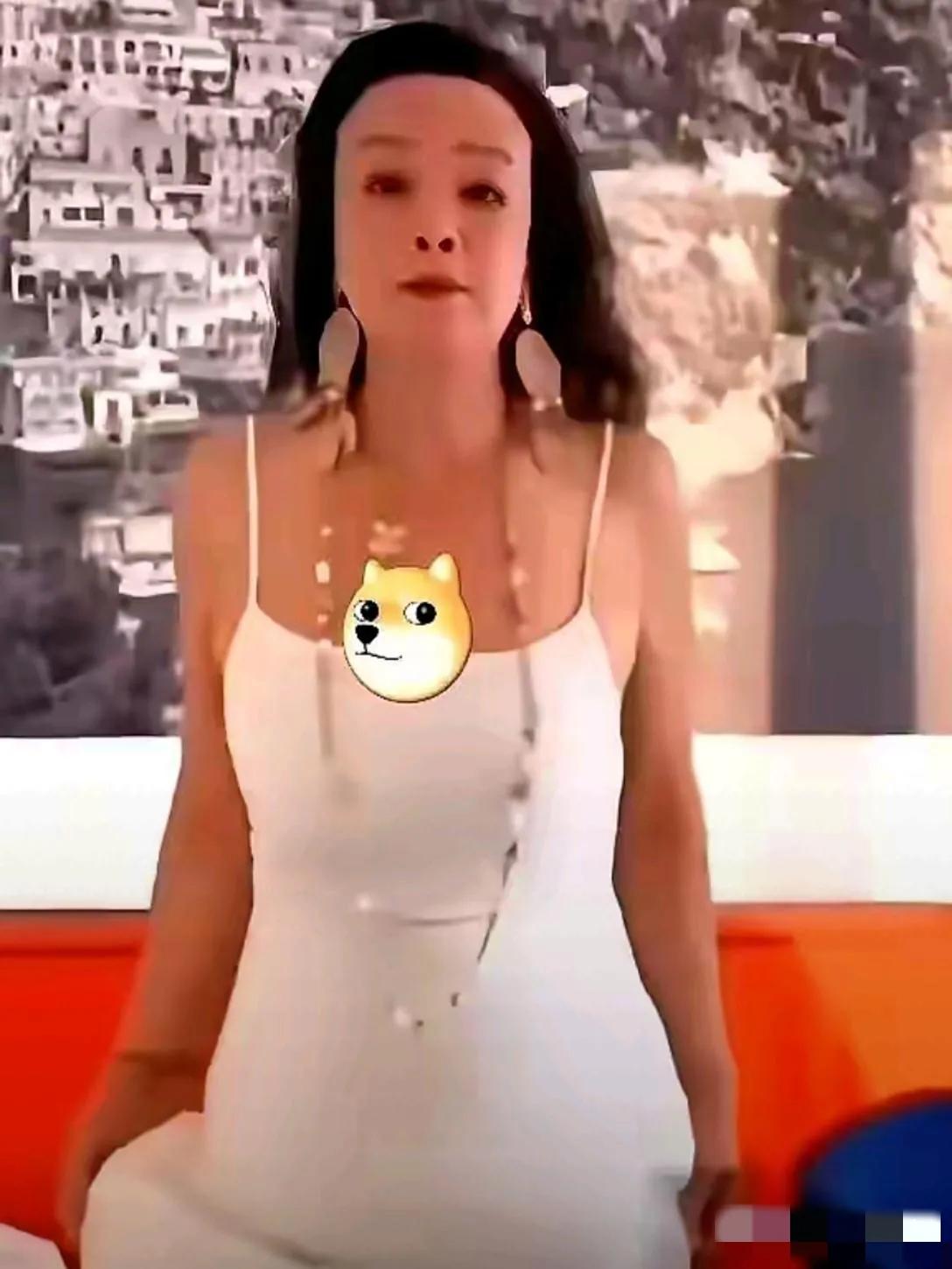 镜头中，一把年纪的张兰秀发披肩，珠围翠绕，鼻孔外露，脸长额鼓，穿这样香肩与胸部都