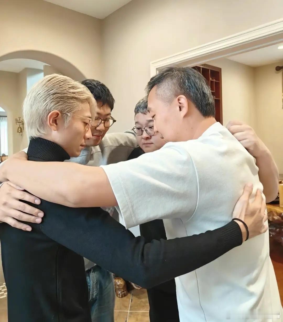 傅彪儿子近照曝光，和张一山过年聚餐，34岁已满头白发神色沧桑！